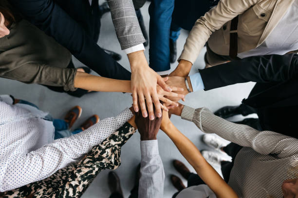 Colaboradores compartiendo ideas durante una reunión de trabajo para mejorar la comunicación y el desarrollo del equipo.